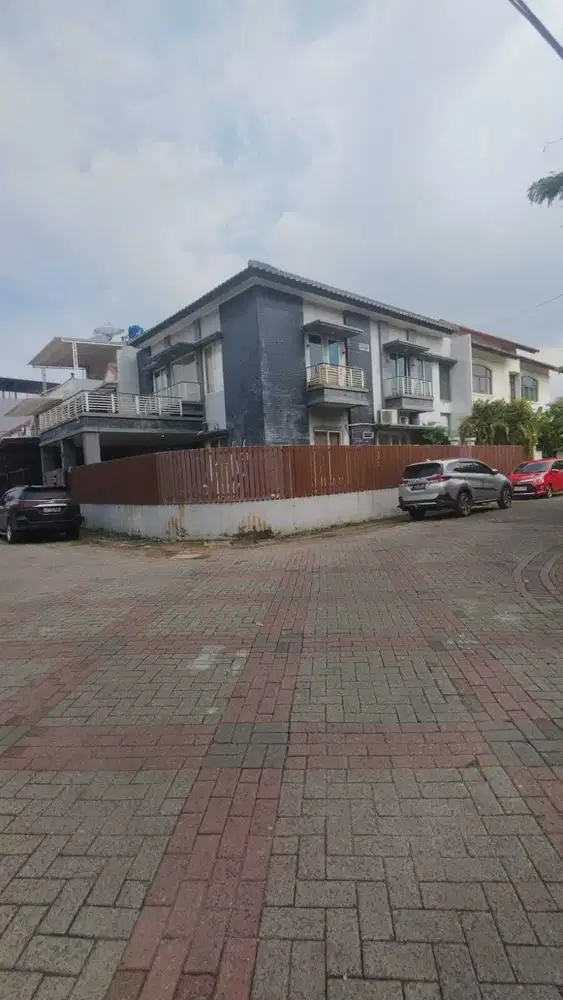 Di Jual Cepat Rumah Mewah Hoek Taman Surya, Cengkareng Jakarta Barat