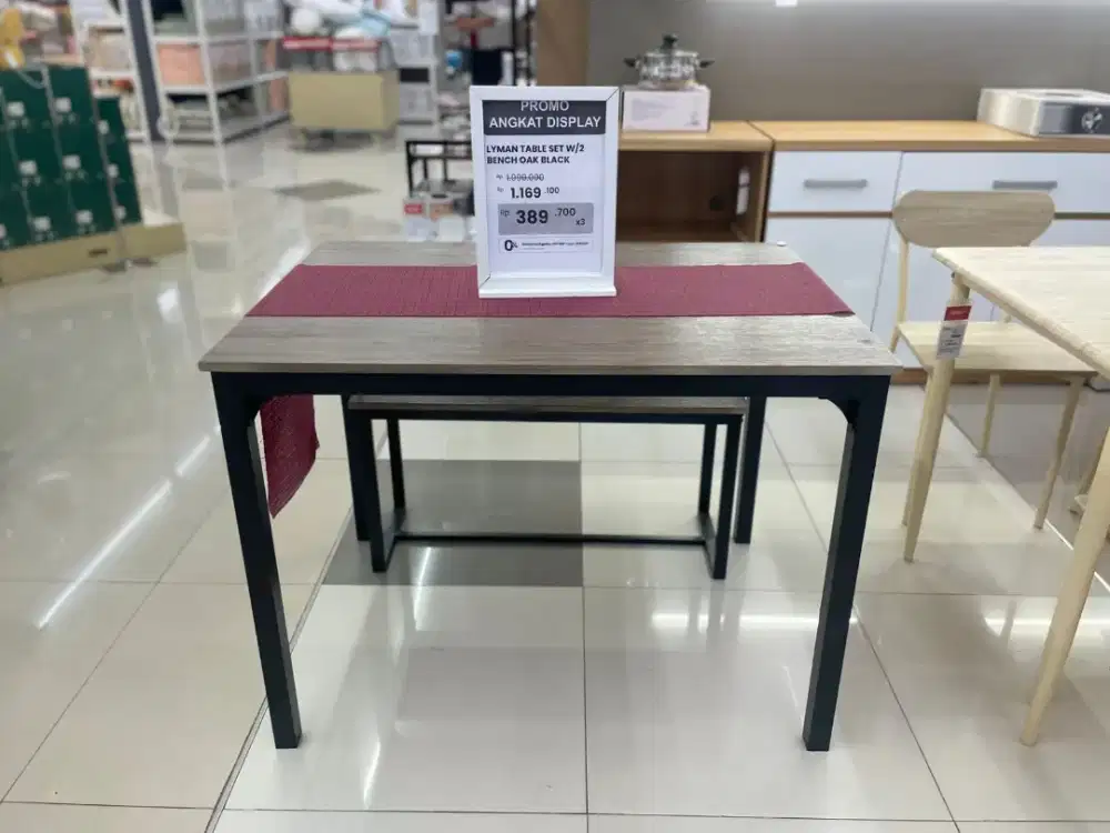 Meja makan set display