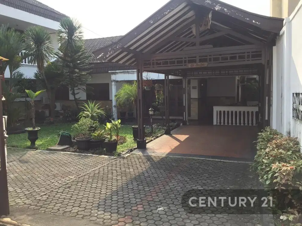 Rumah Strategis Di Kebon Nanas Selatan S5711