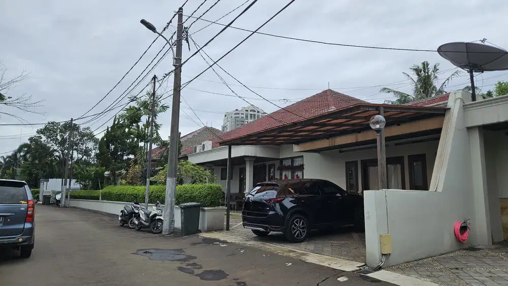 Dijual Rumah Asri & Ada Fasilitas Kolam Renang di Jl Teladan Gandaria