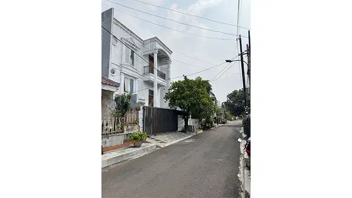 Rumah Kayu Putih Utara, Pulo Gadung Lokasi tenang, rumah sudah tinggi dari jalan