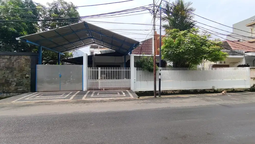 Rumah jarang ada satu2nya dijalan raya utama Jelambar, Jakarta.