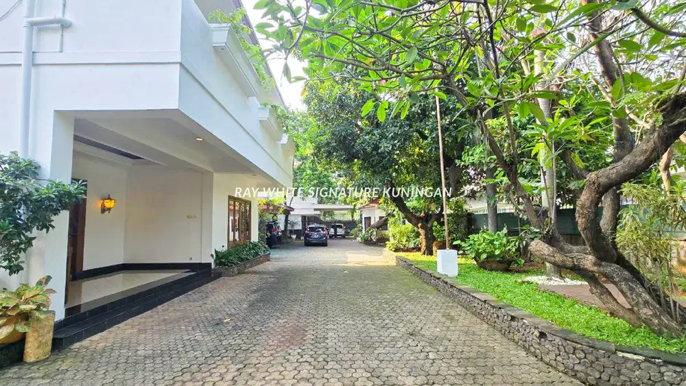 Rumah Mewah 2 Kavling di Lokasi Prime Dekat Senayan Jakarta Selatan