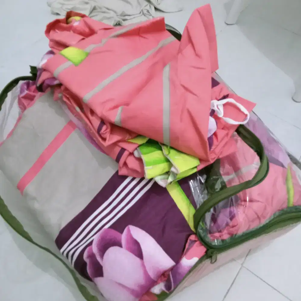 Set sprei rumbai warna pink motif bunga