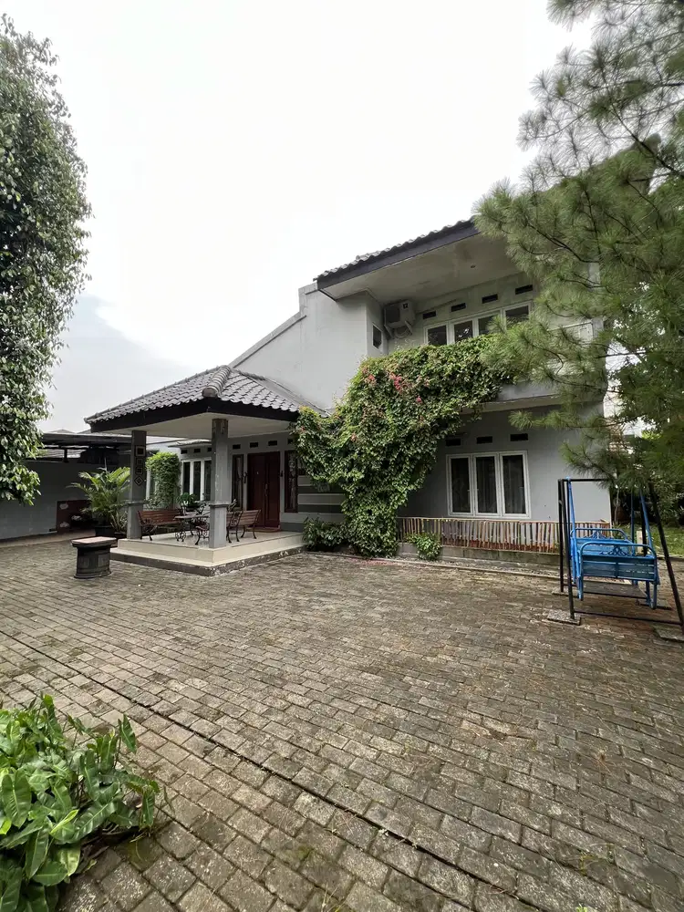 Rumah Sudut Asri dengan lingkungan Hijau pepohonan