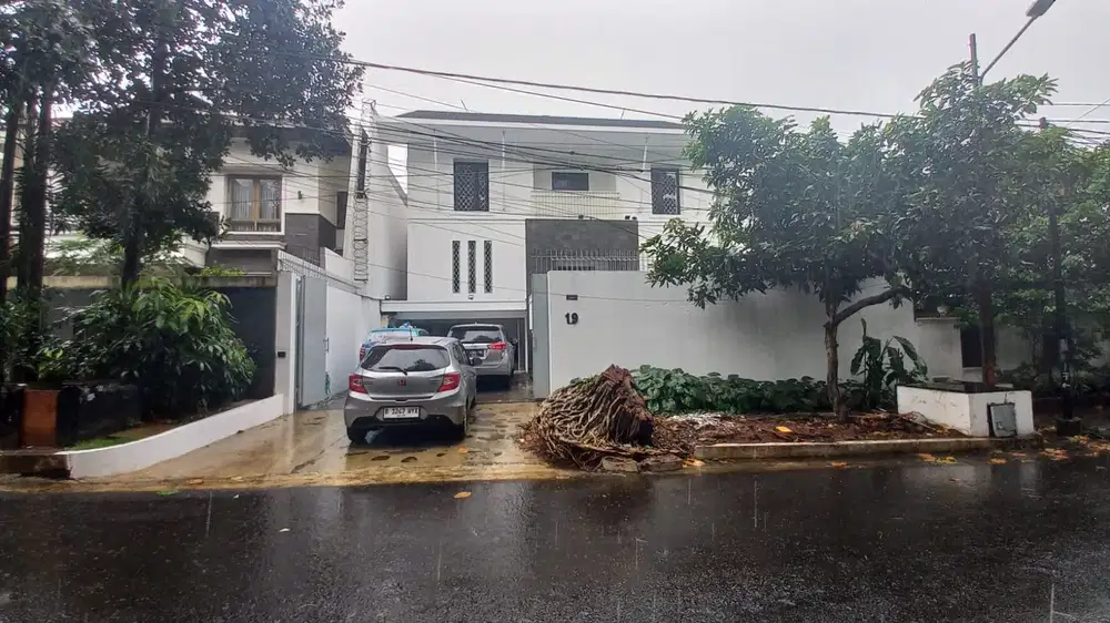 Rumah 2 lantai siap huni dekat dengan SCBD