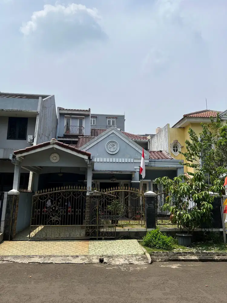 Rumah depan taman dan lapangan basket Nusa Loka BSD