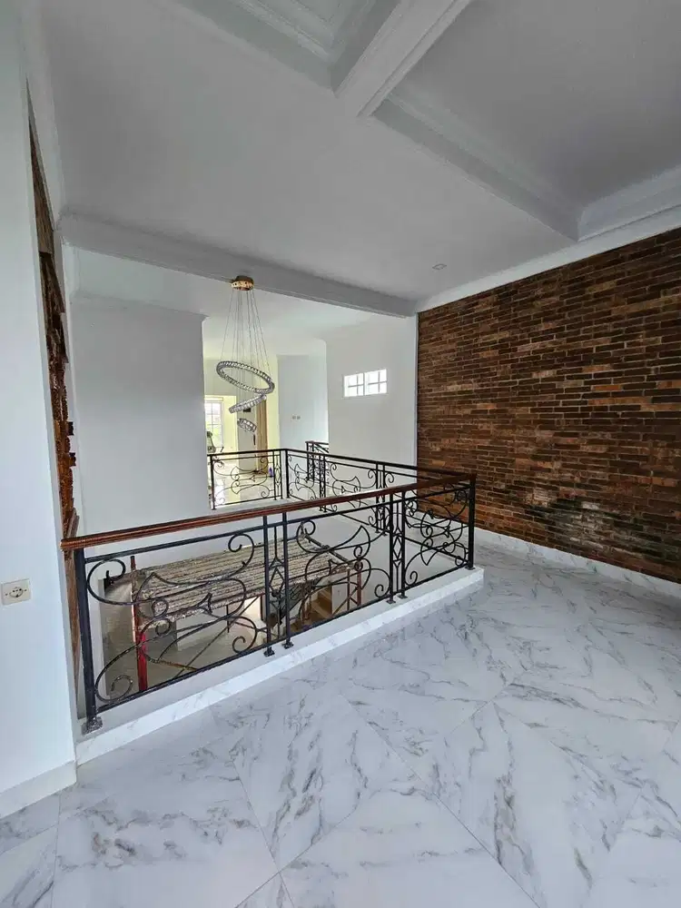 Rumah Mewah 2 Lantai  Siap Huni Jalan Tropikana Jababeka Bekasi
