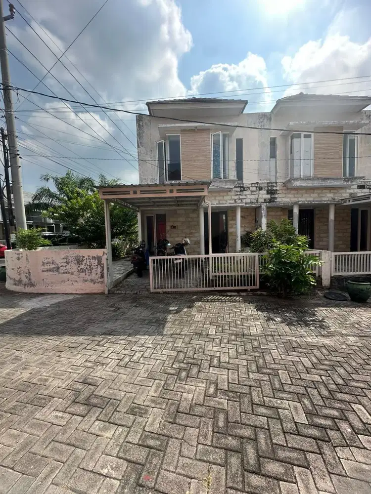 Rumah de naila village, driyorejo gresik dekat lakarsantri menganti wiyung surabaya