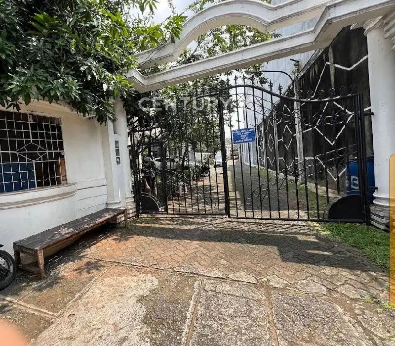 RUMAH LUAS DENGAN SWIMMING POOL DI TOWNHOUSE KEBAYORAN LAMA