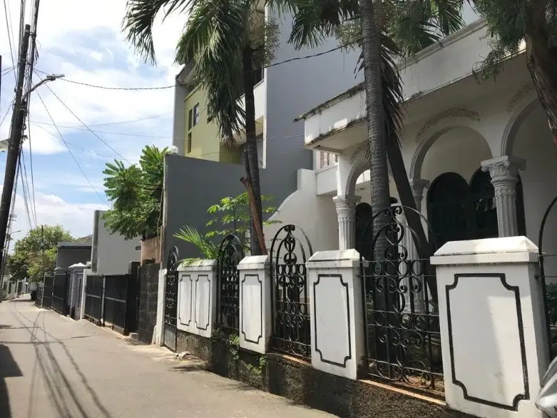 Rumah sia huni dengan lokasi strategis di pasar minggu