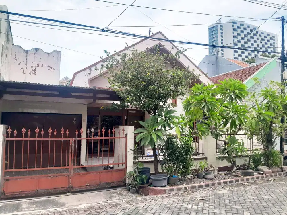 Rumah di Manyar Tirtoasri