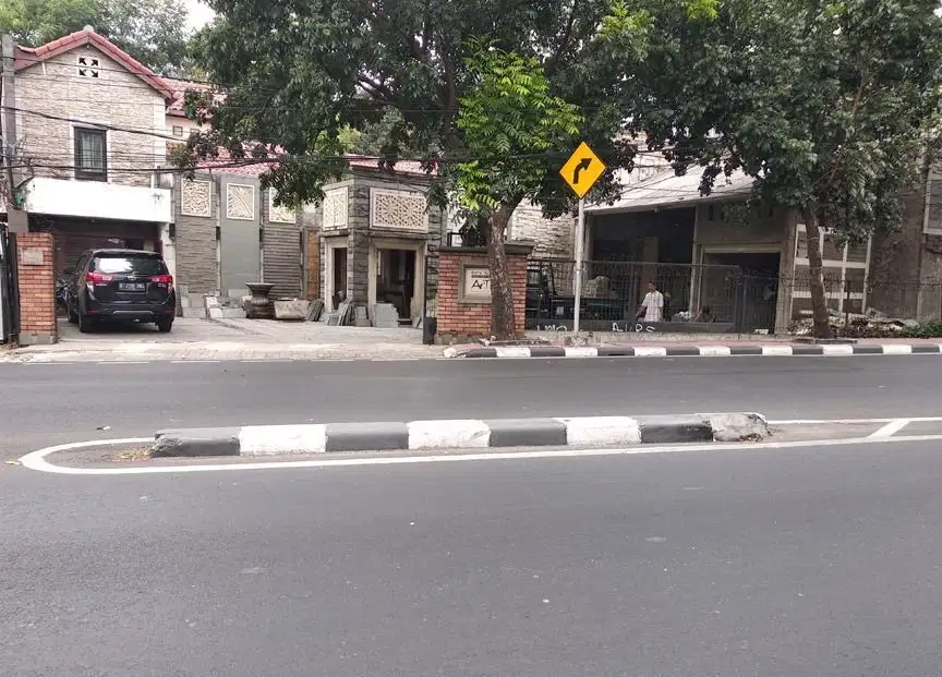 DIJUAL RUMAH/TEMPAT USAHA LOKASI STRATEGIS DI JAKARTA SELATAN