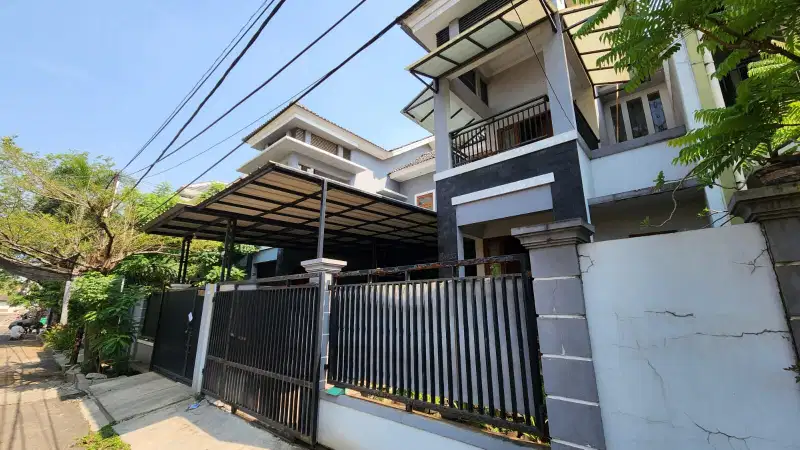 Rumah 2 Lantai di Villa Taman Galaxy