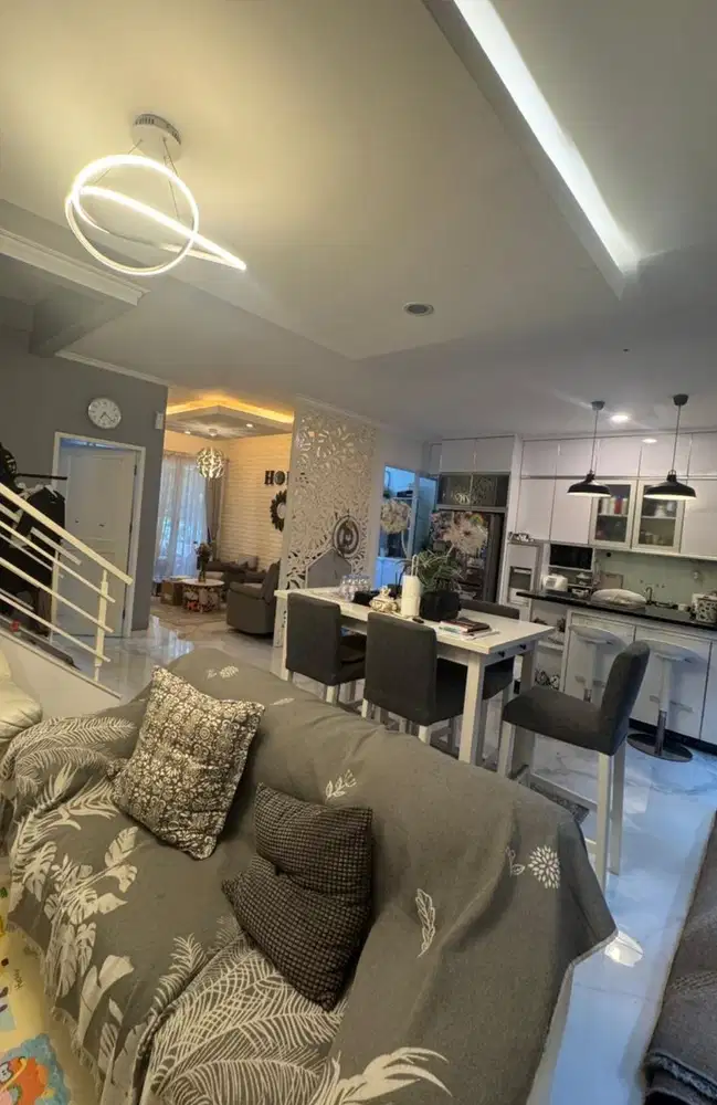 Rumah Renovasi Depan Taman Cantik Delatinos BSD city