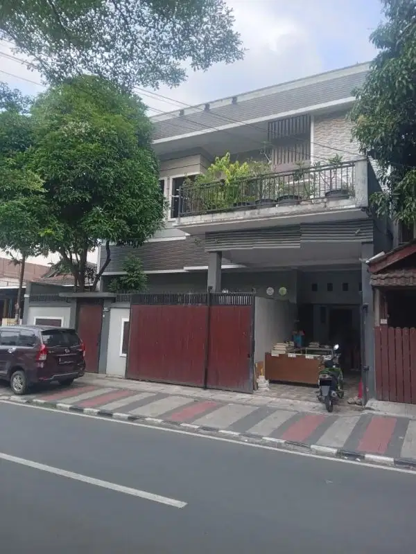 Rumah 2 Lantai di Jalan Utama Griya Loka BSD City