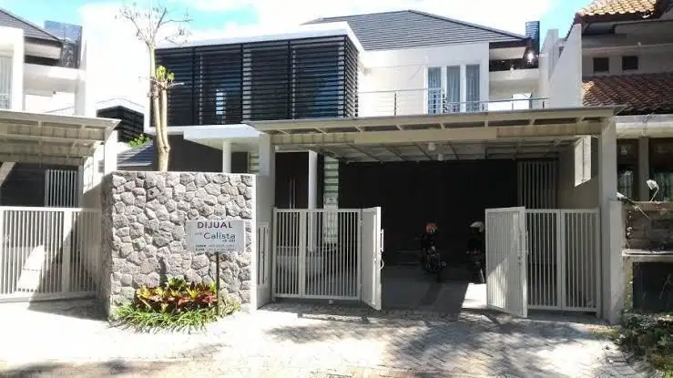 Rumah Mewah Modern Minimalis Harga 10M di Graha Family Surabaya