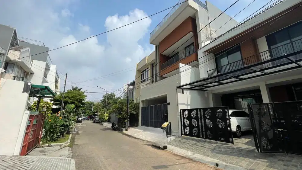 Rumah Premium Baru Futuristik 4 Lantai Rooftop City View Strategis