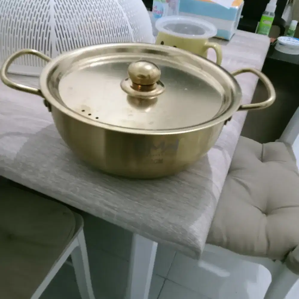 Set panci ukuran 22 cm merek BMW warna kuning gold