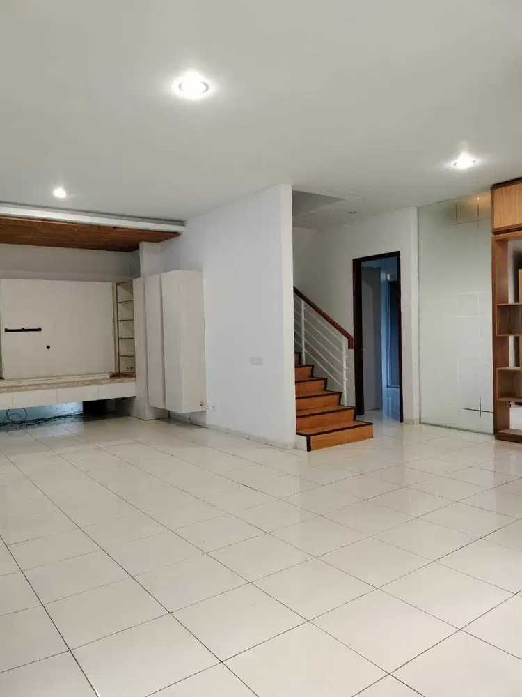 Rumah Mewah 3 Lantai Larangtapa KBP Semi Furnished, Hadap Selatan