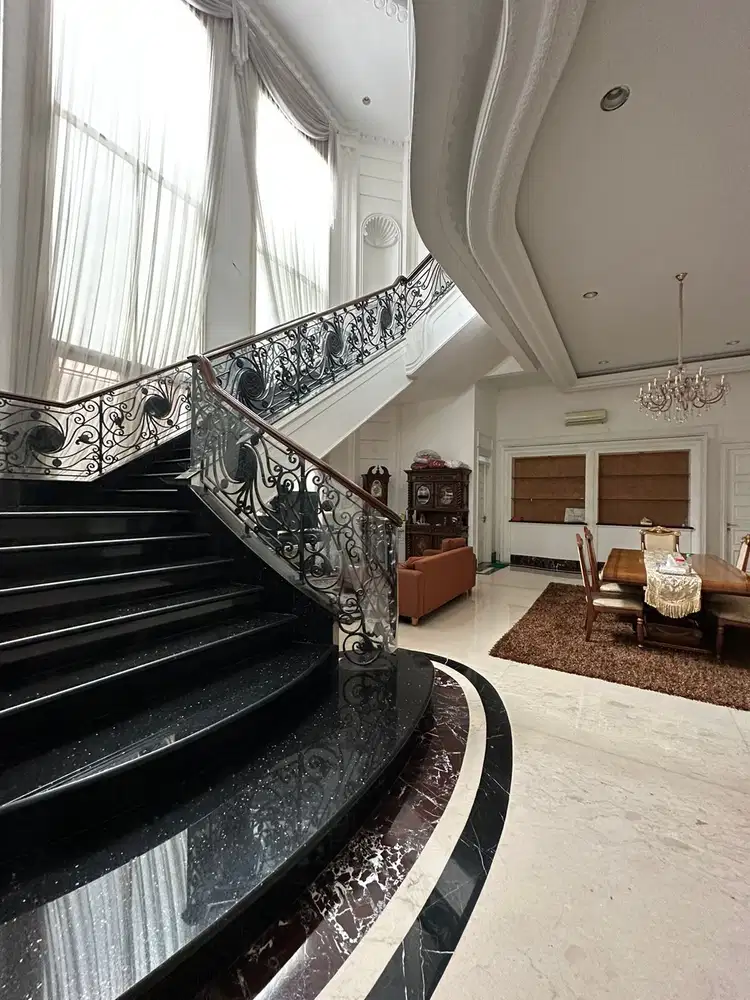 Dijual Rumah Mewah di Senayan, Jakarta Selatan