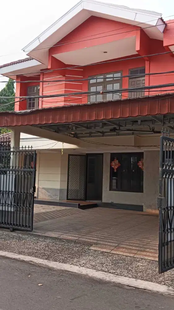 Rumah 2 Lantai Dijual di Janur Elok - Lokasi Strategis & Nyaman