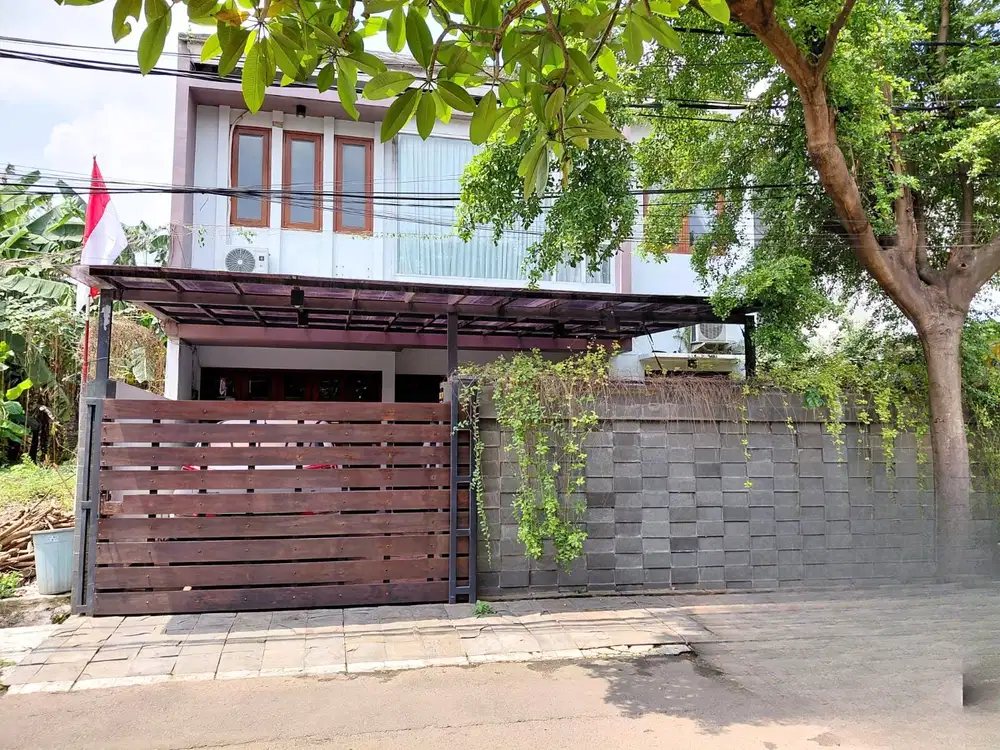 Rumah Modern Super Homey di Cinere Halaman Luas Hadap Barat
