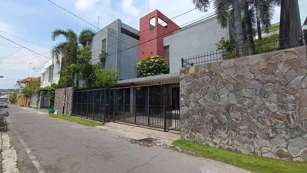 Dijual Rumah Mewah 2 Lantai Tengah Kota Siap Huni di Gajahan, Solo