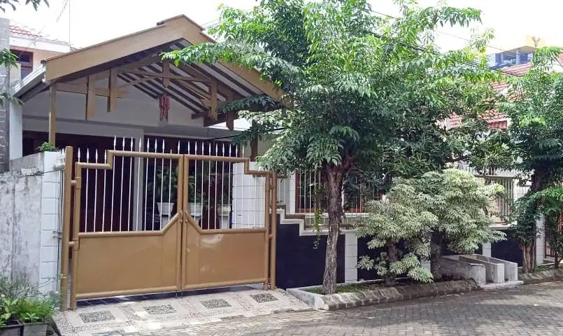 Rumah di Manyar Kertoadi