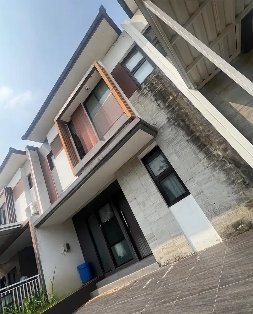 Rumah Standard Halaman Belakang Luas Carports 2 mobil Buenos park BSD
