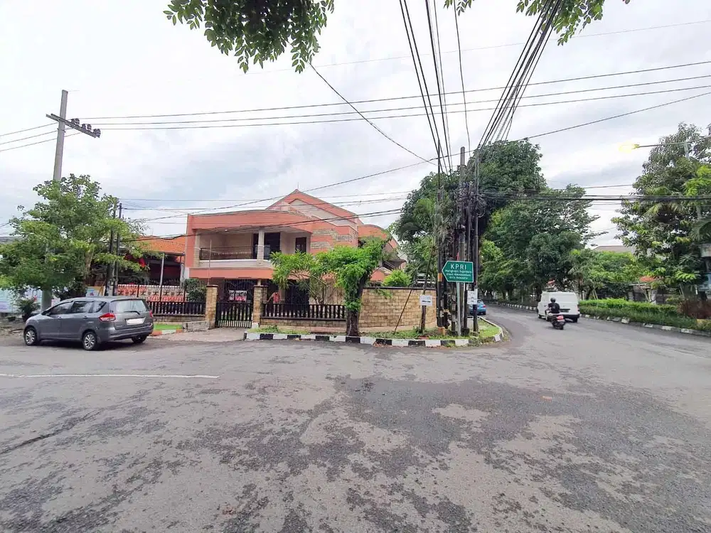 Rumah Jalan Raya Gayungsari Barat cocok untuk usaha