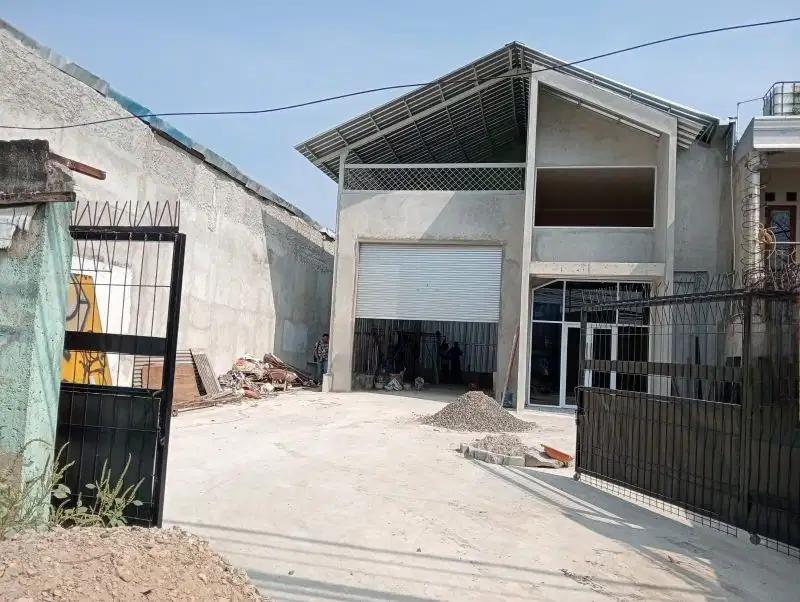 Gudang Siap Pakai di Sebrang Taman Tekno BSD