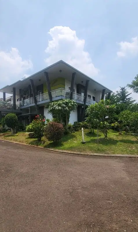 Rumah Mewah Samping Taman di Delatinos BSD Dekat Tol