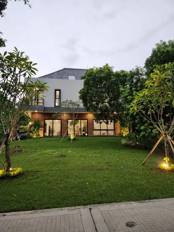 Rumah Baru Samping Taman Siap Huni di BSD Dekat Tol