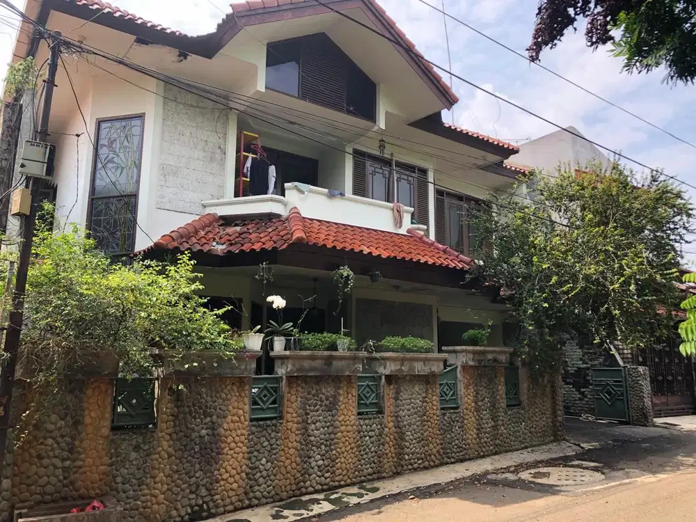 Turun Harga: Rumah 2 1/2 Lantai Sebrang Taman Play Ground