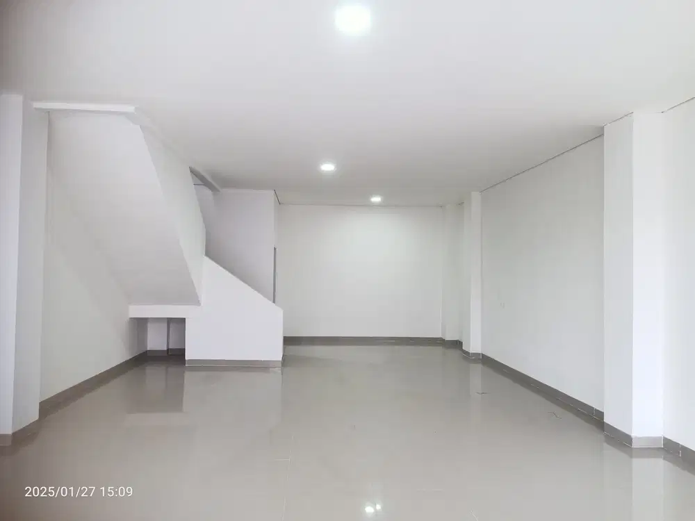 Ruko 3 Lantai Disewakan Lokasi Strategis di Tebet Raya