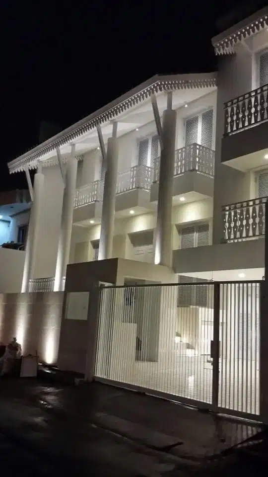 JUAL CEPAT RUMAH ETHNIC UNIK KELAPA GADING 3 setengah LANTAI DGN SWIMMING PD