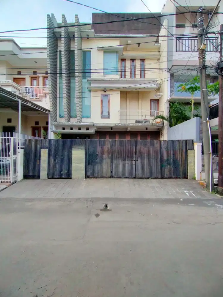 Rumah 4 lantai hitung tanah kelapa gading samping mall