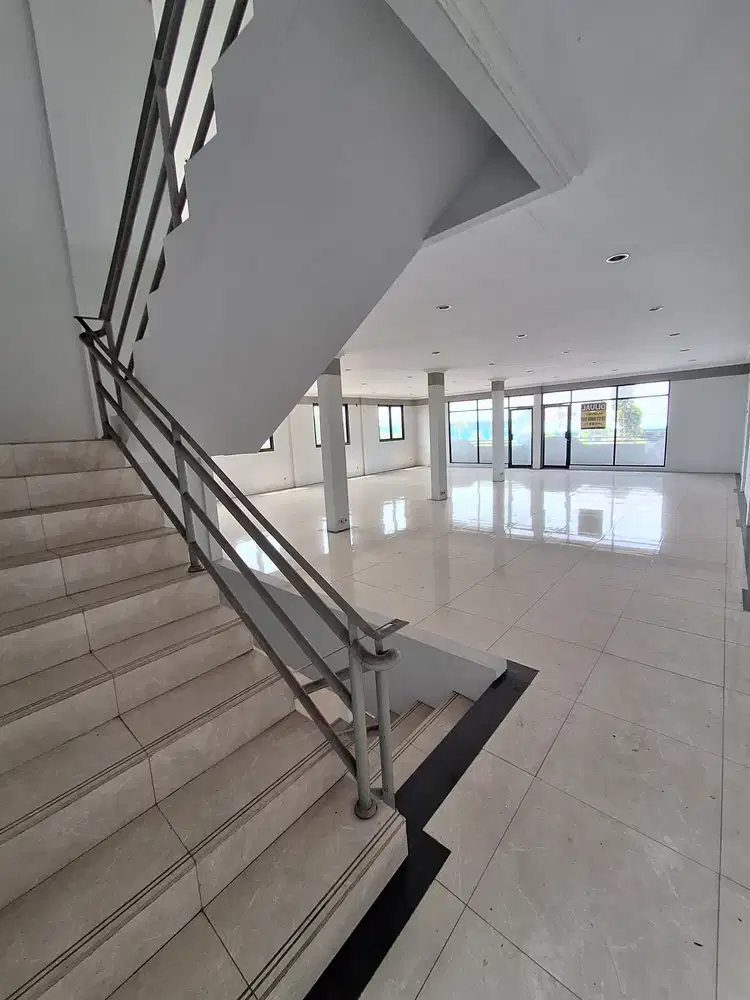 JUAL CEPAT RUMAH JELAMBAR 3 1/2 LANTAI ROW JALAN 2 MOBIL ADA CARPORT