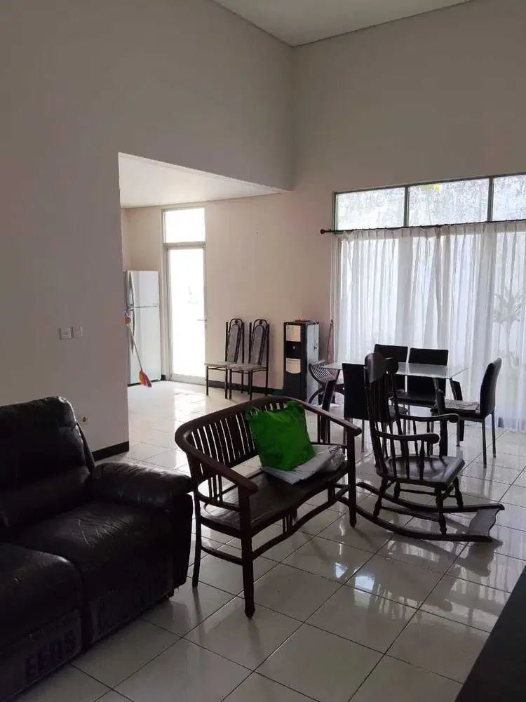 Rumah Furnished Tatar Mayang Kota Baru Parahyangan, Taman Depan Belakang