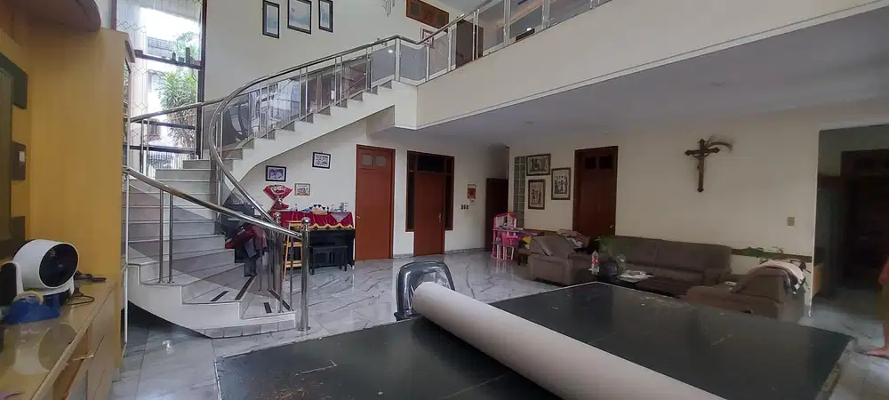 Rumah di Jalan Raya 2 lt siap pakai di Rajawali Selatan, Sawah Besar