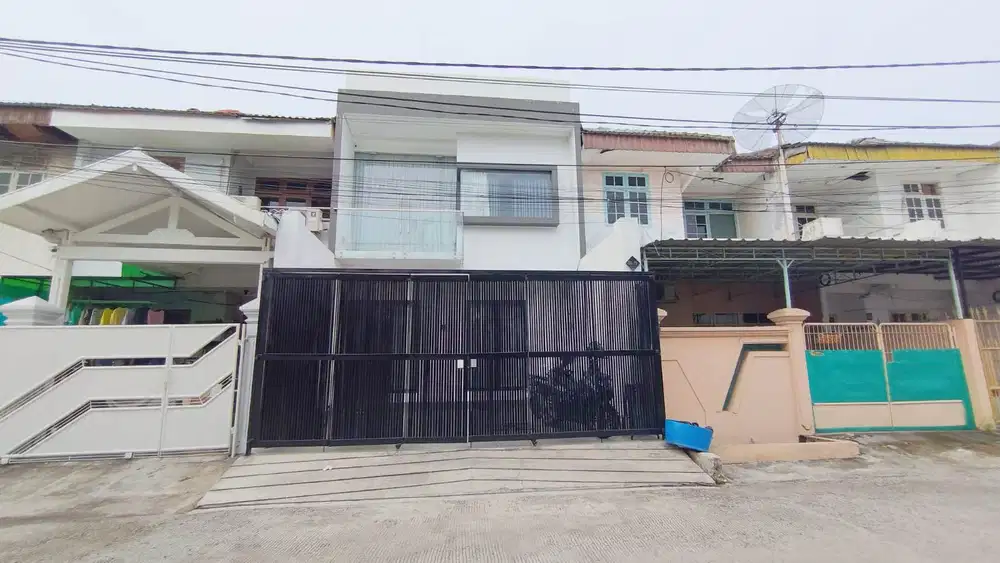 Rumah Baru Renovasi full Furnish, water heater, CCTV, Jalan 3 mobil, smart door lock, di Pluit Karang Asri