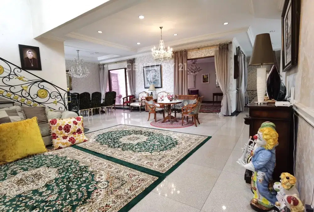 Rumah Dengan Kolam Renang 2 Lantai Di Taman Lebak Bulus R2036