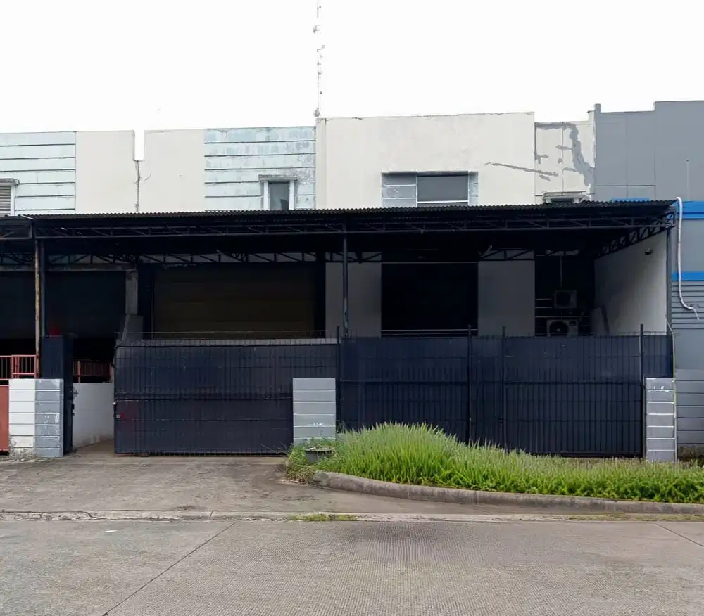 Sewa Gudang Siap Pakai di Taman Tekno BSD - 2 Kamar Mandi Office Depan