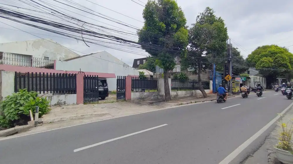 Rumah 1-1/2 lantai dengan lebar muka 19meter hanya 350m dari Mampang