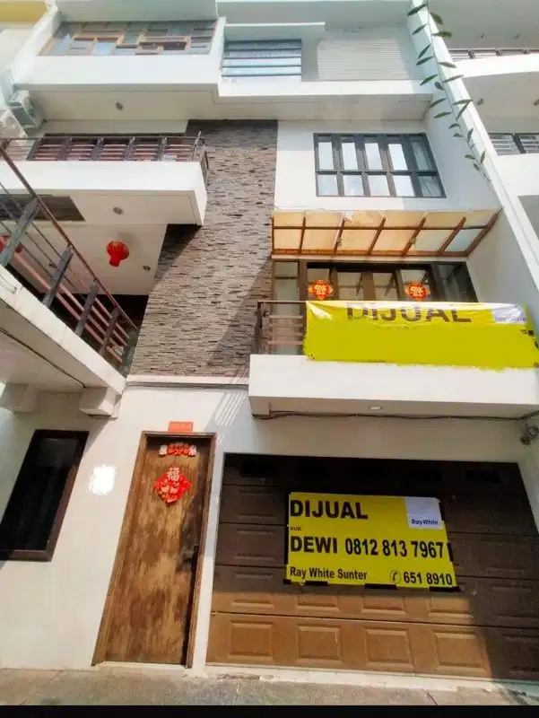 Town house Springhill Kemayoran Lt 300 M2, 4 Lantai, Timur, Lift
