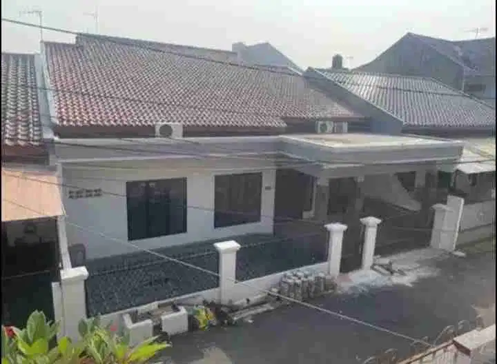 Rumah  baru putih mulus bebas banjir di jatiwaringin