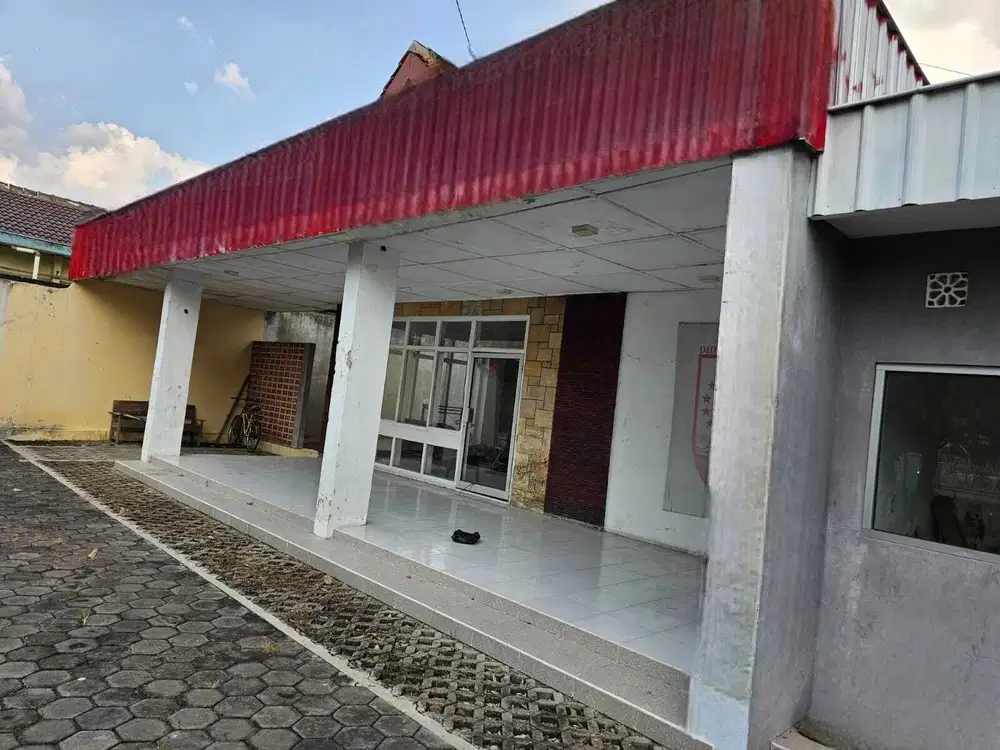 DIJUAL RUMAH  LOKASI STRATEGIS - 1 lantai Jl LU Adisucipto - Solo