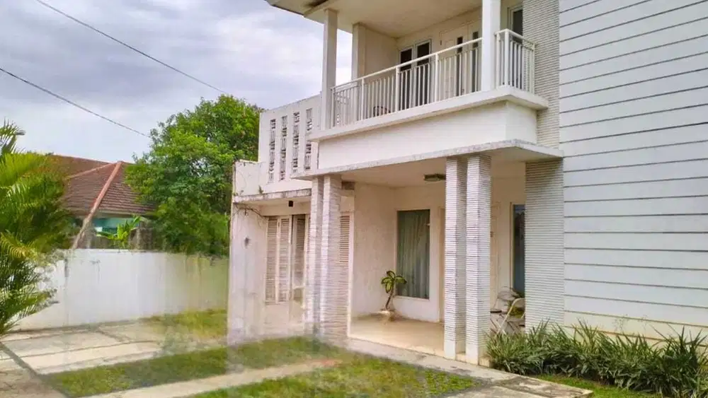 Rumah Bagus Dijual Siap Huni,2 Lantai,Halaman Luas, di Bukit Cirendeu