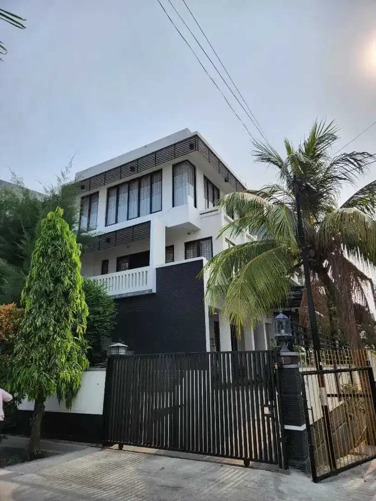 Jual Rumah Mewah Posisi Hook di Gading Griya Lestari Jakarta Utara